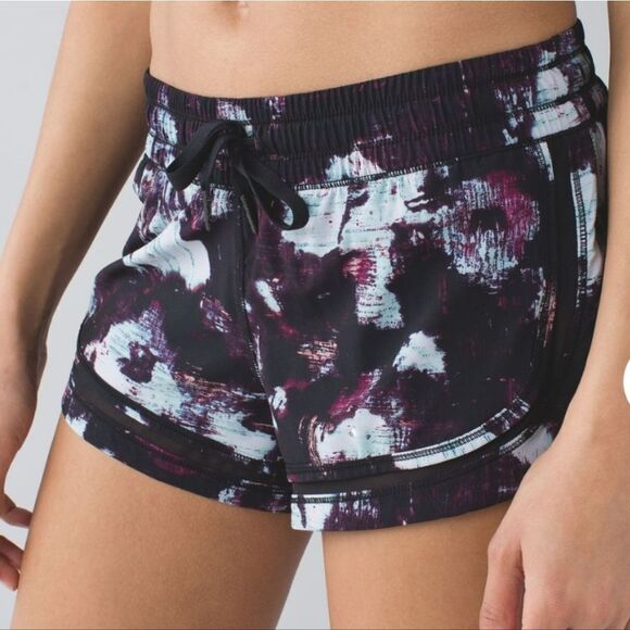 LULULEMON ATHLETICA MAKE A MOVE BLACK FLORAL SHORTS, SIZE 8 - Picture 1 of 10